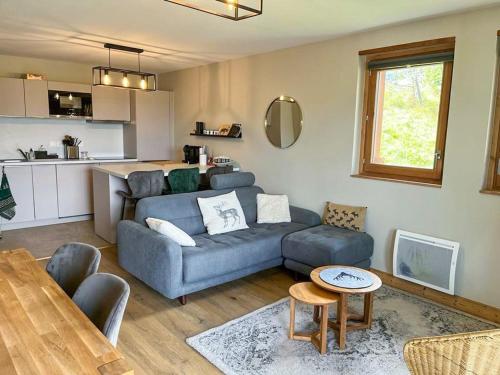 un salon avec un canapé et une table dans l'établissement Chalet 3* Valmorel, skis aux pieds, 3 chambres, parking, WIFI - FR-1-356-401, à Valmorel
