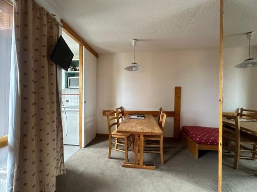 une pièce avec une table et une salle à manger dans l'établissement Studio Divisible Fonctionnel · Accès Direct Pistes · Balcon · 4 Pers - FR-1-181-2242, à La Plagne Tarentaise