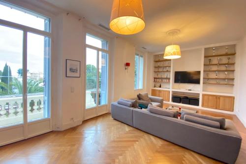 un salon avec un canapé et une télévision dans l'établissement 06BI - Beautiful apartment with garden and terrace, au Cannet