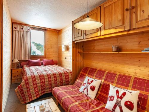 - une chambre avec un canapé et un lit dans une cabine dans l'établissement Studio divisible équipé, proche pistes et commerces, idéal pour séjours à Méribel Mottaret - FR-1-355-206, à Les Allues
