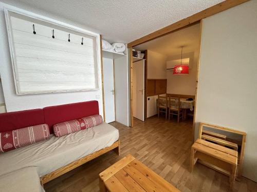 un salon avec un canapé et une fenêtre dans l'établissement Appartement divisible, rénové, au pied des pistes avec cuisine équipée - FR-1-355-253, à Les Allues