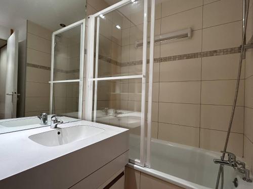 une salle de bain avec un lavabo, une douche et une baignoire dans l'établissement Appartement divisible, rénové, au pied des pistes avec cuisine équipée - FR-1-355-253, à Les Allues