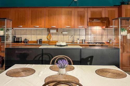 a kitchen with a table with purple flowers on it at Casa Giulia - Ceprano in Ceprano