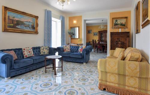 a living room with blue couches and a table at Amazing Home In Giungano With Wifi in Giungano