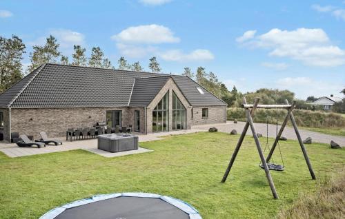 Ο χώρος παιχνιδιού για παιδιά στο Amazing Home In Rømø With Kitchen