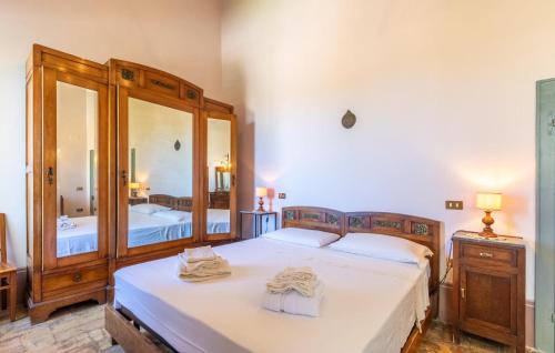 a bedroom with two beds and a large mirror at Cozy Home In Spoleto With Wifi in Spoleto