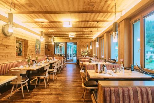 A restaurant or other place to eat at Almi's Berghotel