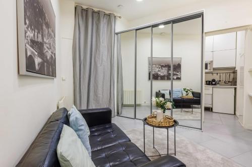 un salon avec un canapé et une table dans l'établissement Charming studio - 2P - Jardin du Luxembourg, à Paris