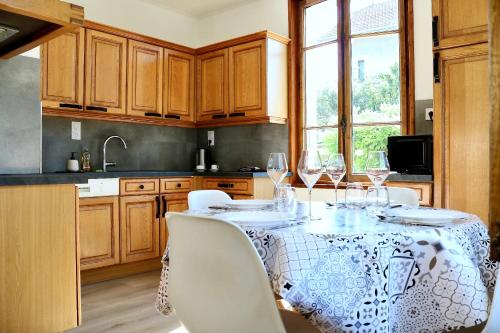 une cuisine avec une table avec des verres à vin dessus dans l'établissement Les Petits Champs, à Annecy