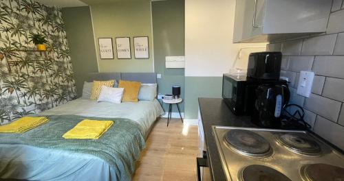 a small room with a bed and a sink at Market Dream King Bed, Deluxe Town Centre Studio in Northampton
