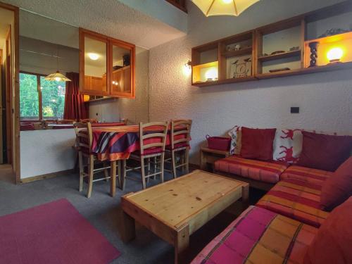 un salon avec un canapé et une table dans l'établissement Duplex lumineux, 3 pièces + mezzanine, proche commerces et remontées mécaniques, Valmorel - FR-1-356-225, à Valmorel