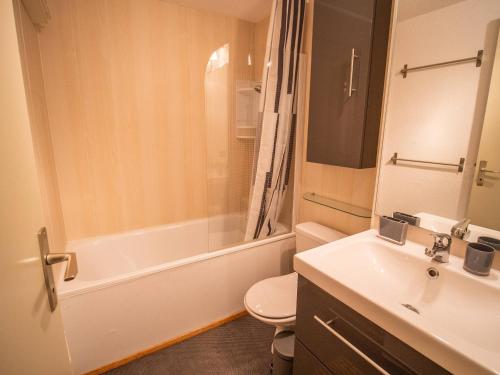 une salle de bain avec un lavabo, des toilettes et une baignoire dans l'établissement Duplex lumineux, 3 pièces + mezzanine, proche commerces et remontées mécaniques, Valmorel - FR-1-356-225, à Valmorel