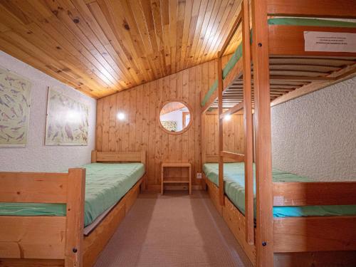 - une chambre avec 2 lits superposés dans une cabine dans l'établissement Duplex lumineux, 3 pièces + mezzanine, proche commerces et remontées mécaniques, Valmorel - FR-1-356-225, à Valmorel