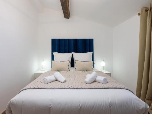 una camera da letto con un letto grande con due cuscini di La petite Rosée - Vienna authentica a Vienne