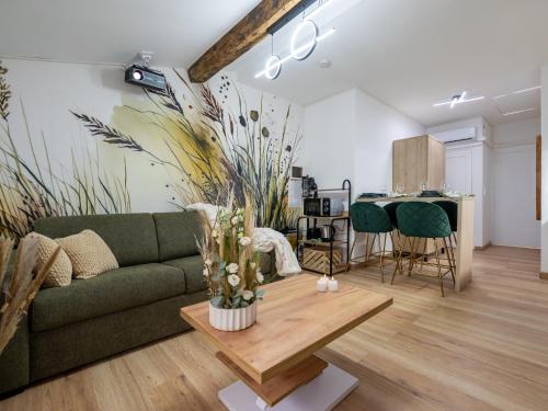un soggiorno con un divano verde e un tavolo di La petite Rosée - Vienna authentica a Vienne