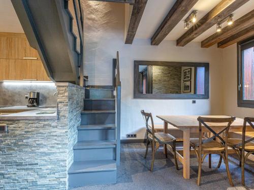 une cuisine et une salle à manger avec une table et des chaises dans l'établissement Appartement spacieux 4 pièces, skis aux pieds, proche remontées et commerces à Valmorel - FR-1-356-231, à Valmorel