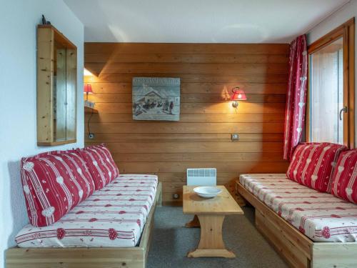 un salon avec deux canapés et une table dans l'établissement Studio skis aux pieds, proche commerces et ESF à Valmorel - 4 pers - FR-1-356-241, à Valmorel