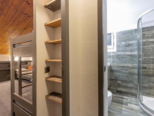 La salle de bains est pourvue d'une douche à l'italienne et de toilettes. dans l'établissement Appartement spacieux 4 pièces, skis aux pieds, proche remontées et commerces à Valmorel - FR-1-356-231, à Valmorel
