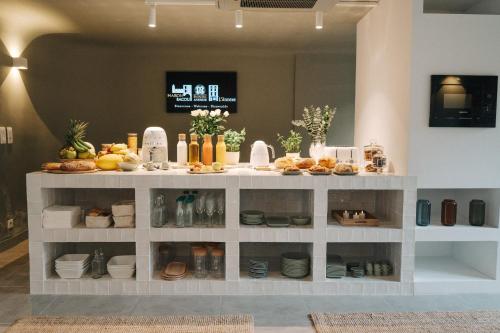 カルカソンヌにあるLa Demeure de la Cité by Jean Bacouの食べ物が置かれたカウンターのあるキッチン