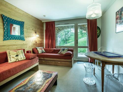 un salon avec un canapé et une table dans l'établissement Studio confortable proche des pistes avec terrasse aux Avanchers-Valmorel - FR-1-356-265, à Valmorel