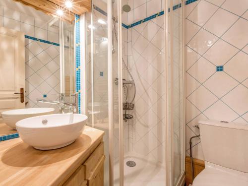 une salle de bain avec un lavabo et une douche dans l'établissement Studio confortable proche des pistes avec terrasse aux Avanchers-Valmorel - FR-1-356-265, à Valmorel