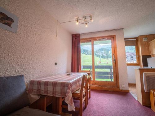 une salle à manger avec une table et une fenêtre dans l'établissement 2 pièces à Valmorel - Ski aux pieds, animaux admis, balcon, cuisine équipée - FR-1-356-290, à Valmorel