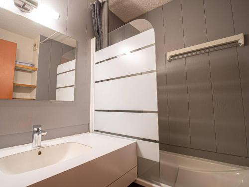 une salle de bain avec un lavabo et un miroir dans l'établissement 2 pièces à Valmorel - Ski aux pieds, animaux admis, balcon, cuisine équipée - FR-1-356-290, à Valmorel