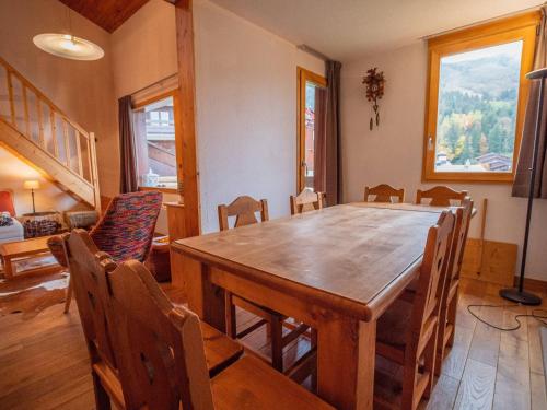 une salle à manger avec une table et des chaises en bois dans l'établissement Duplex 4 pièces au pied des pistes, 10 pers, Valmorel - FR-1-356-289, à Valmorel
