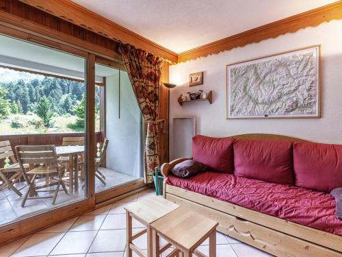 un salon avec un canapé rouge et une table dans l'établissement Appartement 2 chambres avec balcon et casier à skis à Méribel - FR-1-355-41, à Méribel