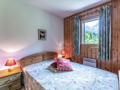 une chambre avec un lit et une fenêtre dans l'établissement Appartement 2 chambres avec balcon et casier à skis à Méribel - FR-1-355-41, à Méribel