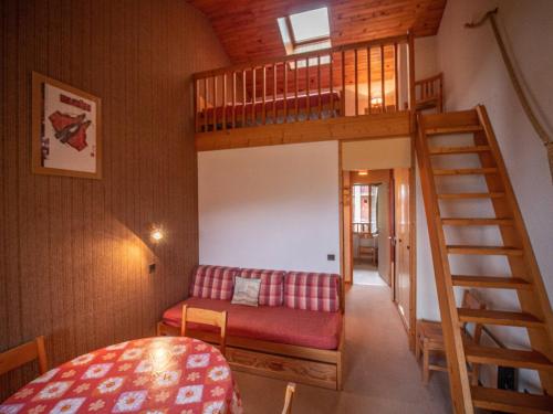 Cette chambre comprend un canapé et des lits superposés. dans l'établissement Valmorel : Duplex cosy au pied des pistes, balcon, animaux admis ! - FR-1-356-299, à Valmorel