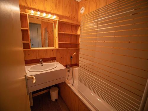 une salle de bains avec un lavabo et un miroir dans l'établissement Valmorel : Duplex cosy au pied des pistes, balcon, animaux admis ! - FR-1-356-299, à Valmorel