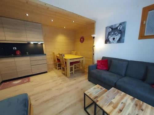 un salon avec un canapé et une table dans l'établissement Appartement 2 pièces à Valmorel, proche pistes et commerces, équipé, wifi, non-fumeur - FR-1-356-310, à Valmorel