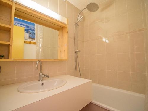 une salle de bain avec un lavabo et une douche dans l'établissement Charmant 2P à Valmorel, balcon, proche pistes, animaux ok - FR-1-356-339, à Valmorel