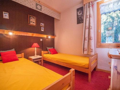une chambre avec deux lits et une fenêtre dans l'établissement Charmant 2P à Valmorel, balcon, proche pistes, animaux ok - FR-1-356-339, à Valmorel
