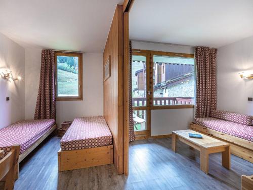 Ένα ή περισσότερα κρεβάτια σε δωμάτιο στο Studio ski-in/ski-out, balcon sud, cuisine équipée, 4 pers, animaux ok - FR-1-356-274