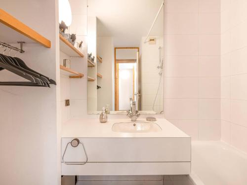 Ένα μπάνιο στο Studio ski-in/ski-out, balcon sud, cuisine équipée, 4 pers, animaux ok - FR-1-356-274