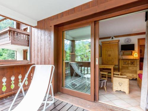 une véranda avec une porte coulissante en verre dans l'établissement Appartement cosy 28m² Méribel Mottaret, 6 pers, proche pistes et commerces, balcon, casier à skis - FR-1-355-9, à Méribel