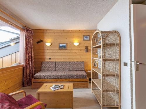 une chambre avec un lit et une étagère dans l'établissement Studio divisible 4pers, au pied des pistes, animaux admis - Valmorel - FR-1-356-276, à Valmorel