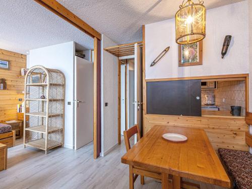 une salle à manger avec une table et une étagère dans l'établissement Studio divisible 4pers, au pied des pistes, animaux admis - Valmorel - FR-1-356-276, à Valmorel