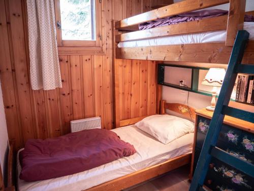 une chambre avec deux lits superposés et une échelle dans l'établissement Charmant appartement 3 pièces à Méribel, proche pistes et commerces - FR-1-355-84, à Méribel