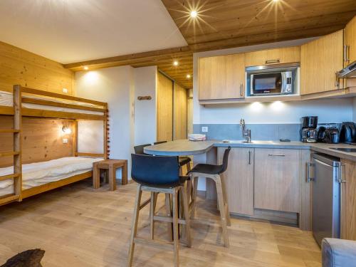 - une cuisine avec un comptoir et des lits superposés dans l'établissement Appartement rénové à Méribel, proche pistes, balcon, 4 couchages - FR-1-355-108, à Méribel