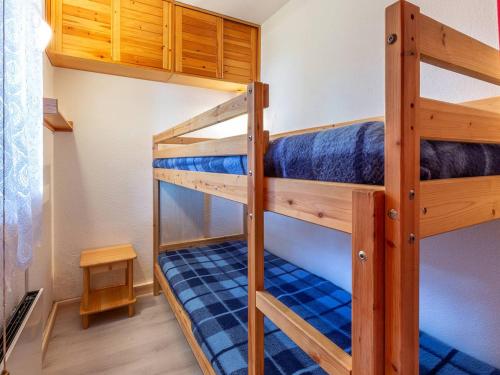 quelques lits superposés dans une chambre dans l'établissement Appartement skis aux pieds à Méribel avec balcon - 4 pers. - FR-1-355-122, à Méribel