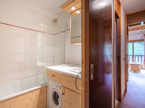 une salle de bain avec une machine à laver, un lavabo et une machine à laver dans l'établissement 2 pièces mezzanine pour 6 pers, balcon sud, proche pistes et commerces - FR-1-356-297, à Valmorel