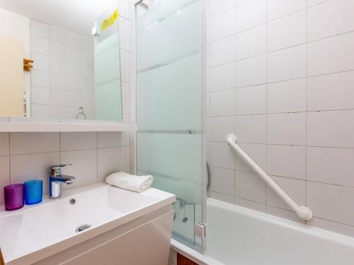 une salle de bain avec un lavabo et une douche dans l'établissement 2P au pied des pistes, 2 balcons, lumineux, proche école de ski et commerces, animaux permis - FR-1-356-301, à Valmorel