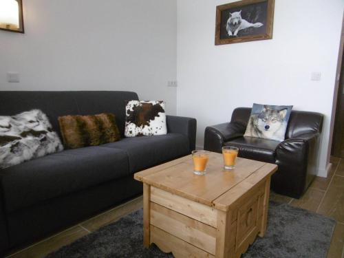 un salon avec deux canapés et une table basse dans l'établissement Appart cosy au pied des pistes, balcon, casier à skis - FR-1-355-197, à Les Allues