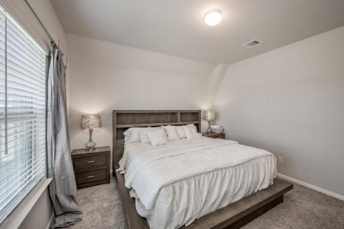 Ένα ή περισσότερα κρεβάτια σε δωμάτιο στο M&J Luxury Home