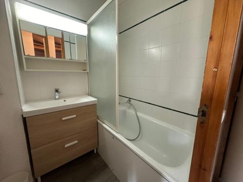 une salle de bain avec une douche, un lavabo et un miroir dans l'établissement Studio fonctionnel au pied des pistes avec balcon - FR-1-181-2316, à La Plagne Tarentaise