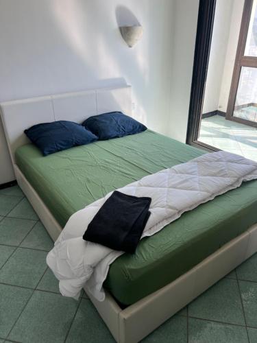 - un lit avec des oreillers bleus dans l'établissement Appartement 100m pour 6 personnes a coté du stade vélodrome, à Marseille