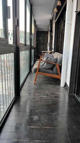 - un balcon avec un canapé au-dessus d'un bâtiment dans l'établissement Appartement 100m pour 6 personnes a coté du stade vélodrome, à Marseille